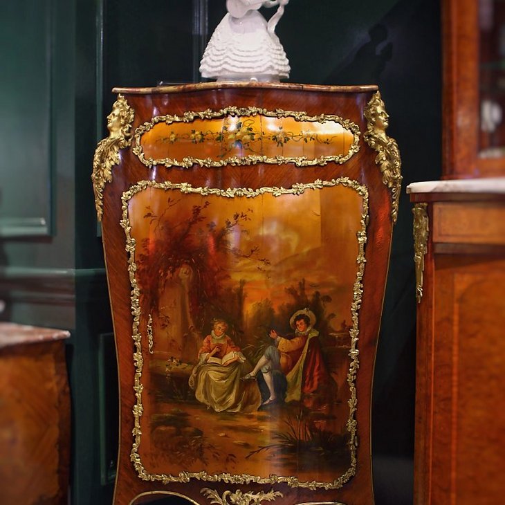 19世纪法国路易十五式带艺术家签名人物画角柜
