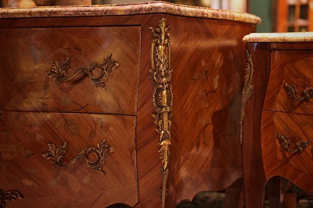 法国路易十五式椴木贴面屉柜