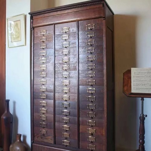 1900年美国波士顿交响乐大厅的橡木乐谱柜。