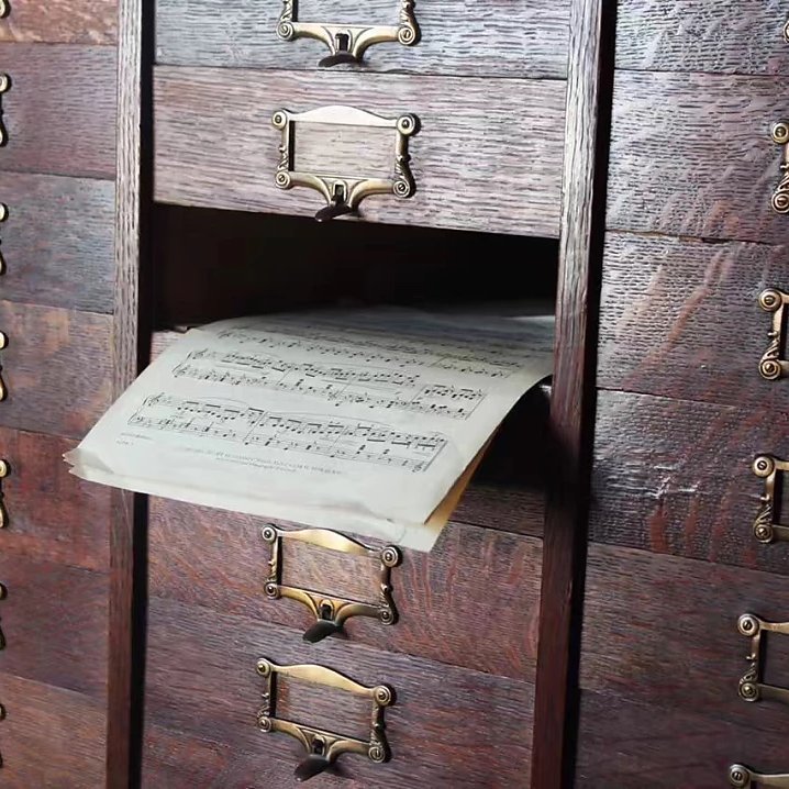 1900年美国波士顿交响乐大厅的橡木乐谱柜。