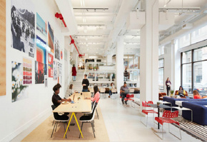 WeWork 在纽约开了新一个办公空间，以色彩缤纷的家具装点