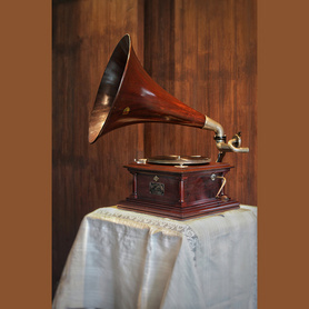 美国维克多第三代手摇留声机，配有罕见的原始橡木大喇叭，是维克多系列留声机中最为经典的一款。