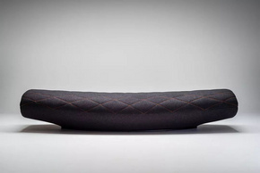 一个看起来像漂浮物轮廓的座椅，灵感源自船型结构 by Offecct & David Trubridge