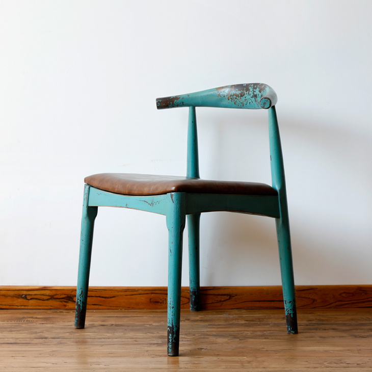 北欧椅子实木餐椅家用扶手靠背椅做旧休闲牛角椅现代简约咖啡椅