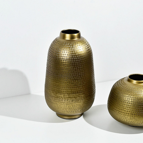 Copper hammer patterned flower vase ornament