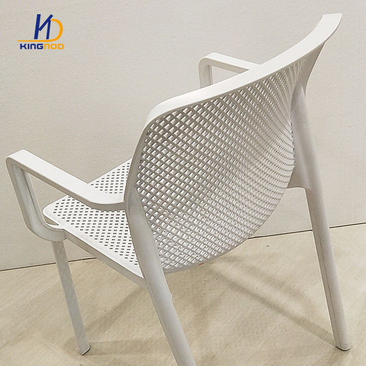 白色塑料餐椅^