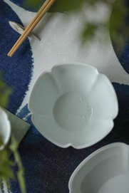 Plum-blossom branded blue and white porcelain tableware for daily use