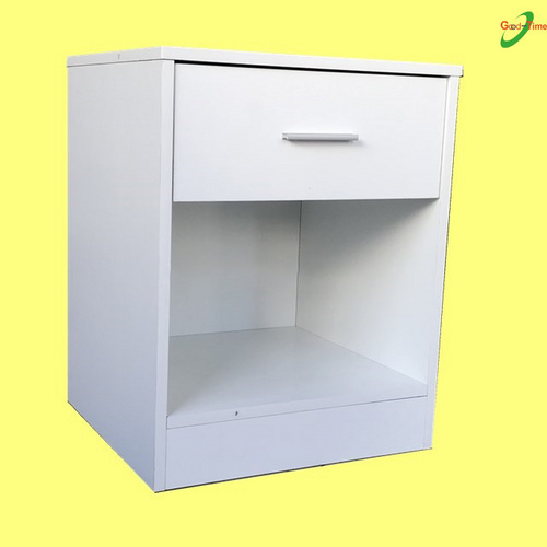 白色床頭柜