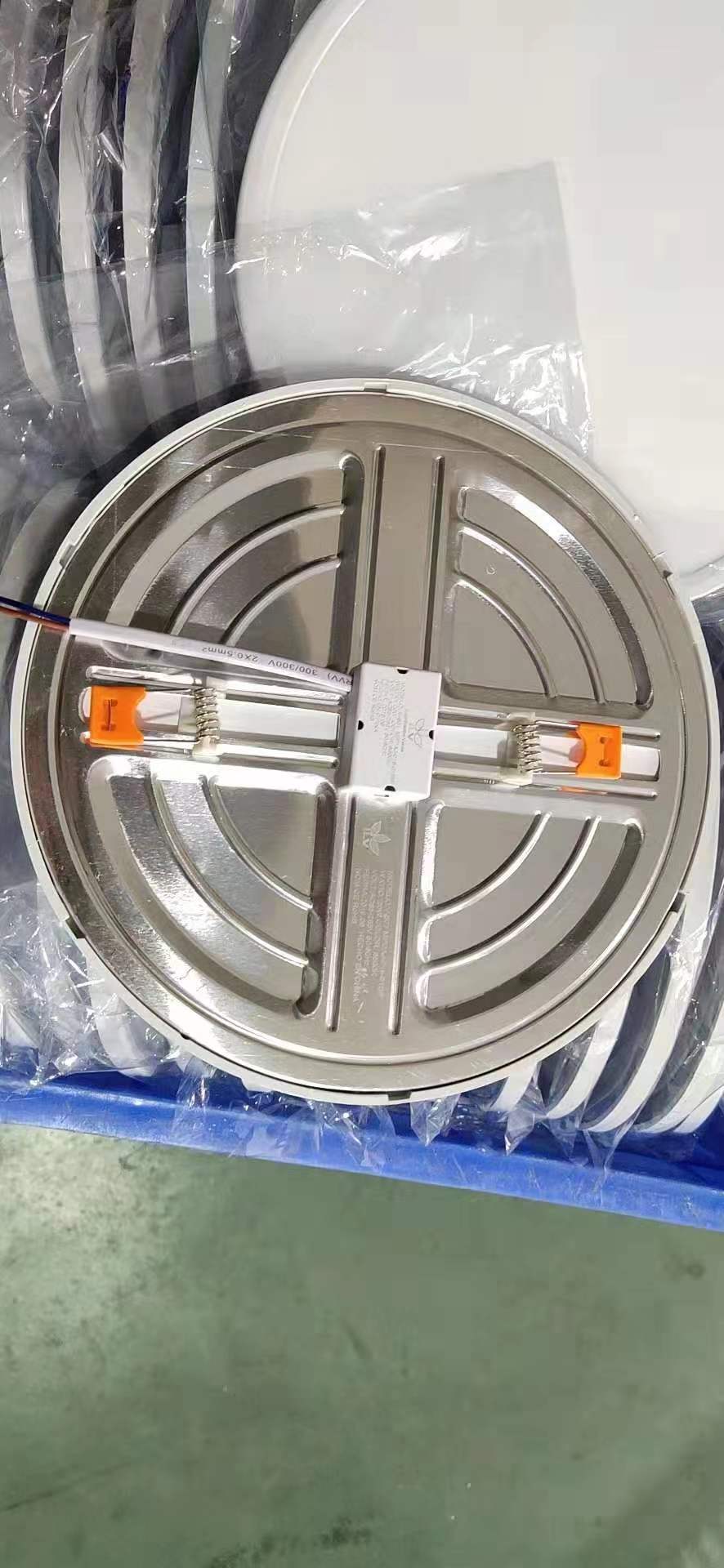 圆形平板吸顶灯