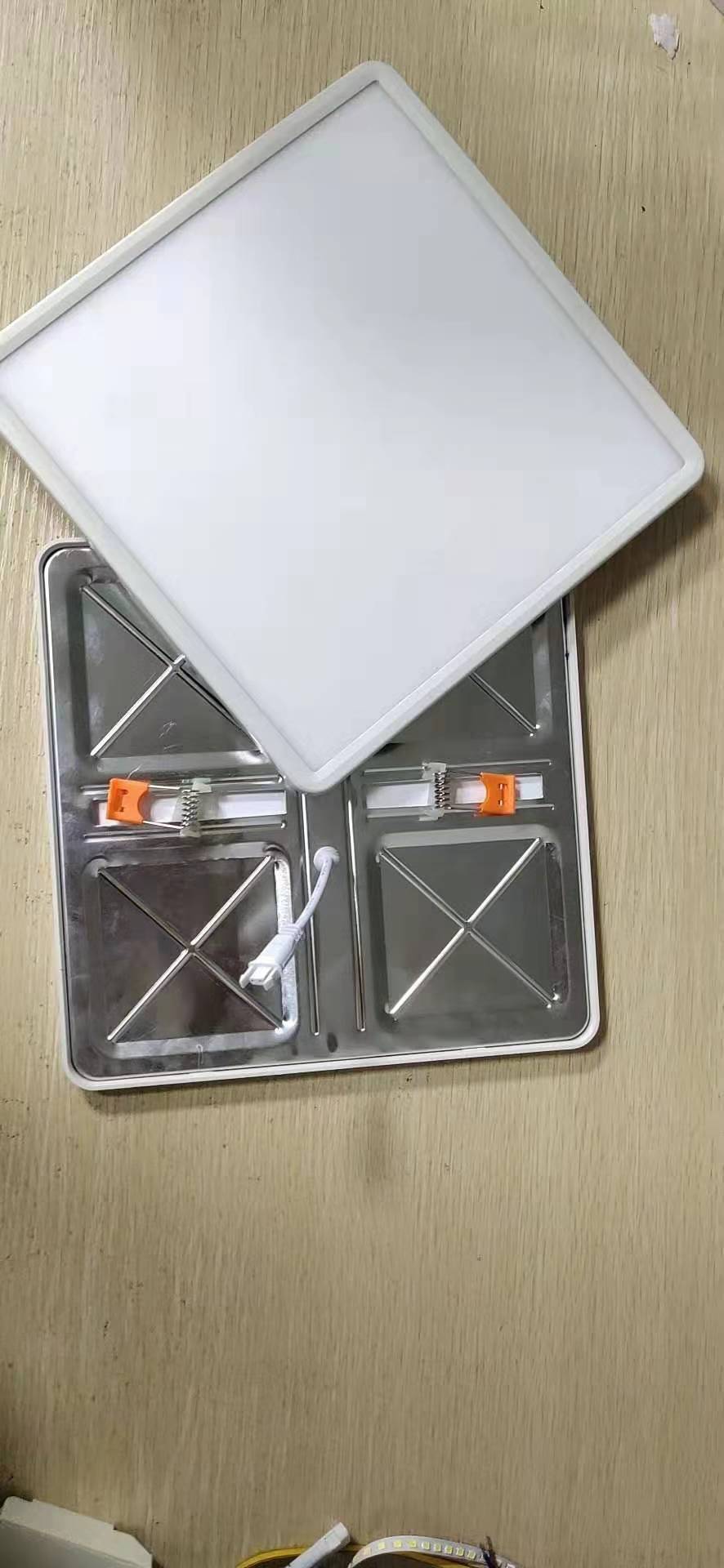 方形平板吸顶灯