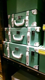 绿色细纹手提箱