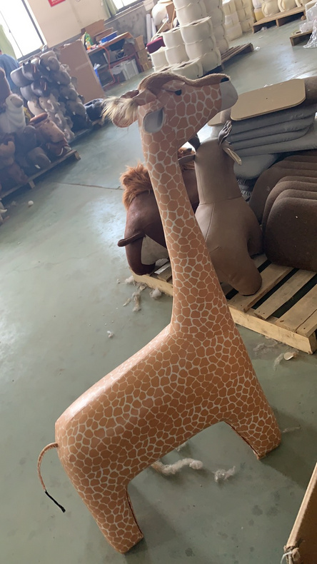 Leather giraffe pier animal seat