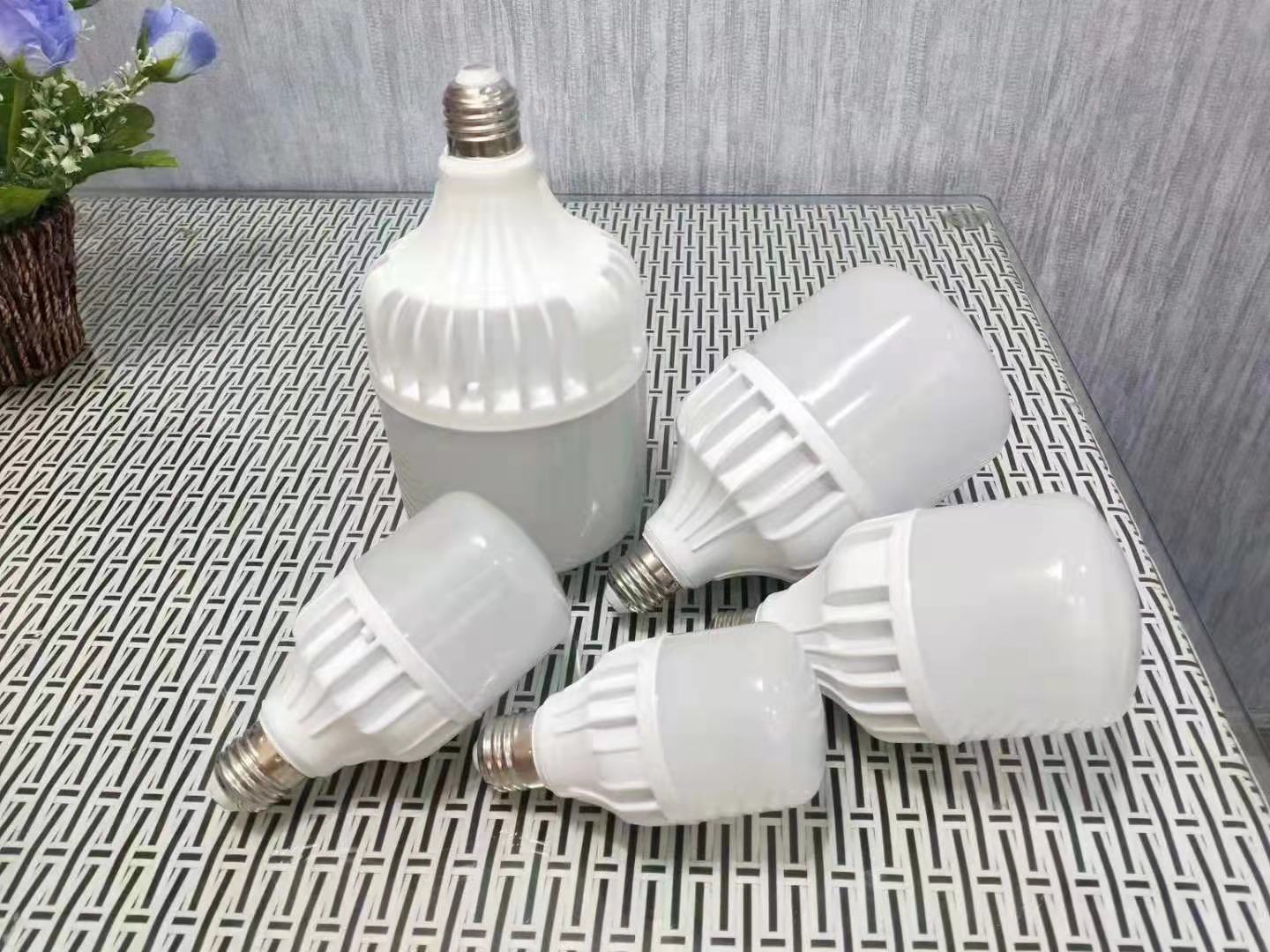 LED简约家用照明电螺口防水灯泡