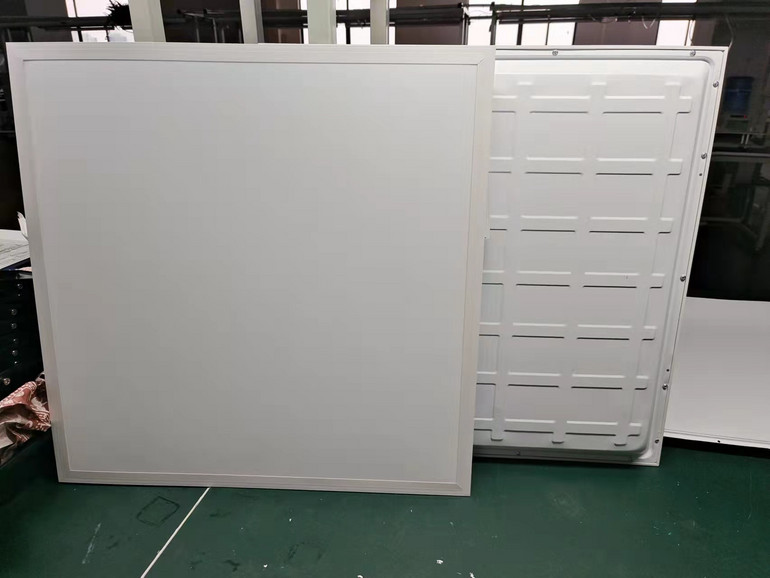 家用室内嵌入式安装方便平板灯
