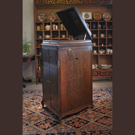 1914 American Victory VICTOR VV-XVI oak hand crank phonograph vertical