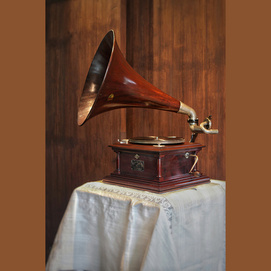 American Victor's third-generation hand-cranked phonograph, equipped with a rare original oak loudspeaker, is the most classic in the Victor series.