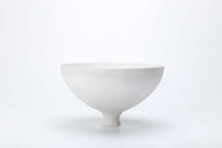 哑光白花器