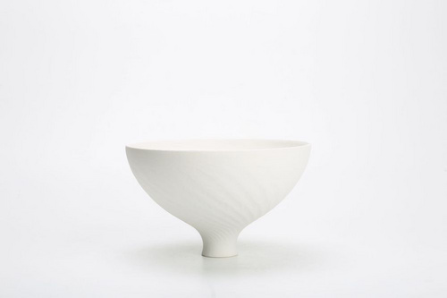 哑光白花器