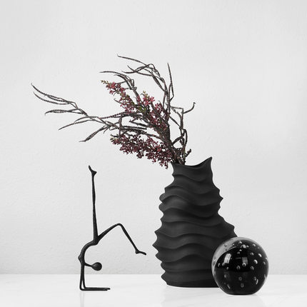 简约现代黑白陶瓷波纹插花器