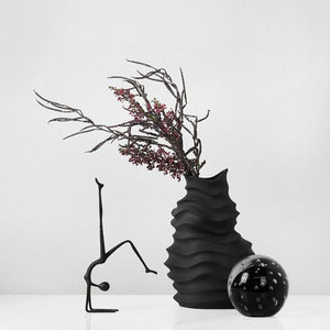 简约现代黑白陶瓷波纹插花器