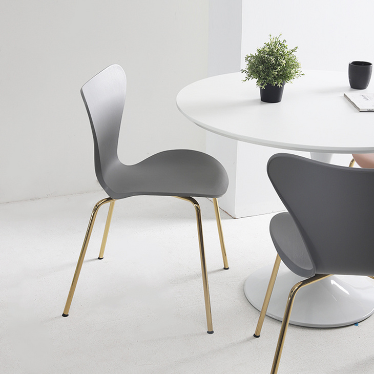 北欧轻奢椅子现代简约白色塑料创意单人网红餐厅家用饭桌餐桌餐椅