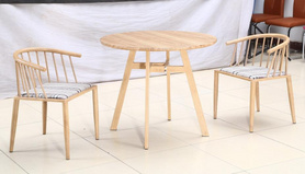 简约设计圆形木制餐桌