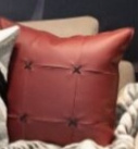 红色皮革方枕