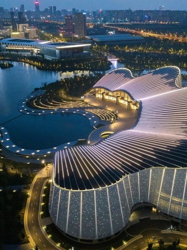 北京市建筑设计研究院为南通大剧院设计祥云般连续的屋顶