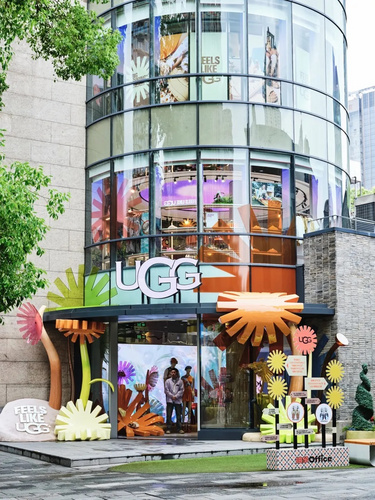 『抽象Office』把領(lǐng)帶玩出花」！STAFFONLY校友會(huì)首展登陸UGG新天地
