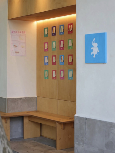 奶油色+海洋板：这家14㎡小店的材料语言