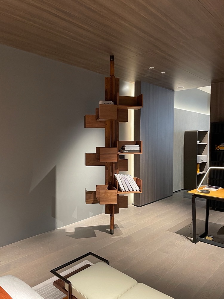 Rotating bookshelf